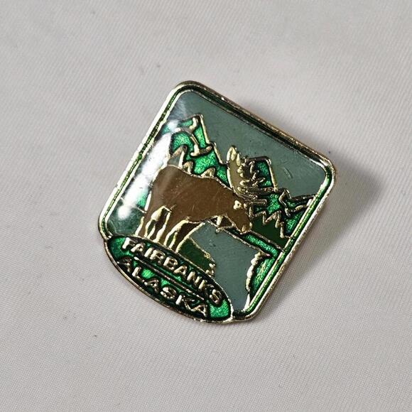 Vintage Fairbanks Alaska Pin. Green Mountains Moose Travel Pin Resin Over Enamel - Picture 1 of 4